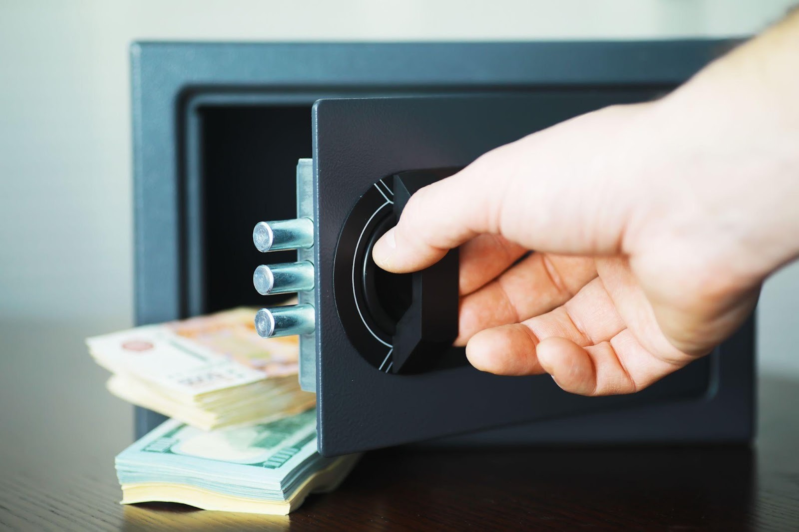 Jak bezpiecznie przechowywać dokumenty i kosztowności?