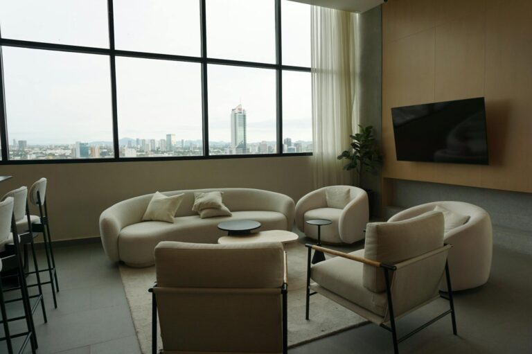 Neutralne wnętrza „quiet luxury” – jak osiągnąć ten efekt?