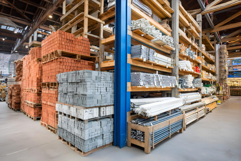 Sklep budowlany oczami fachowca – na co zwraca uwagę przy zakupach?