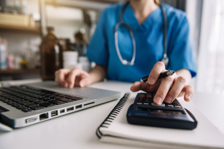 Kredyty dla pielęgniarek – jakie rozwiązania są dostępne i na co zwrócić uwagę?