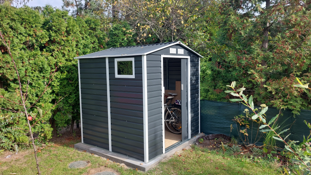 Gdy ogród zaczyna żyć własnym życiem. Dlaczego dobrze dobrane domki narzędziowe porządkują przestrzeń i codzienność?