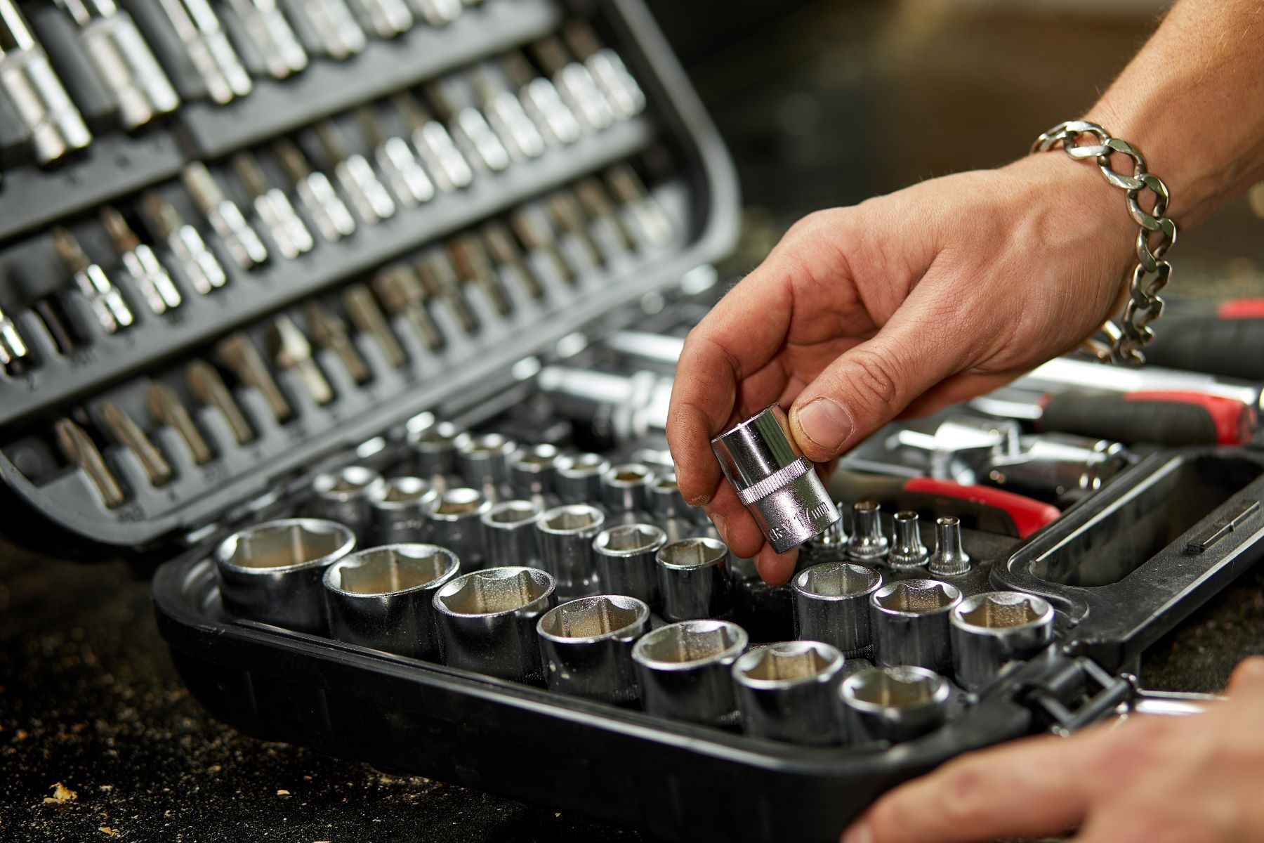 Zestaw kluczy nasadowych do garażu – co musi zawierać baza?