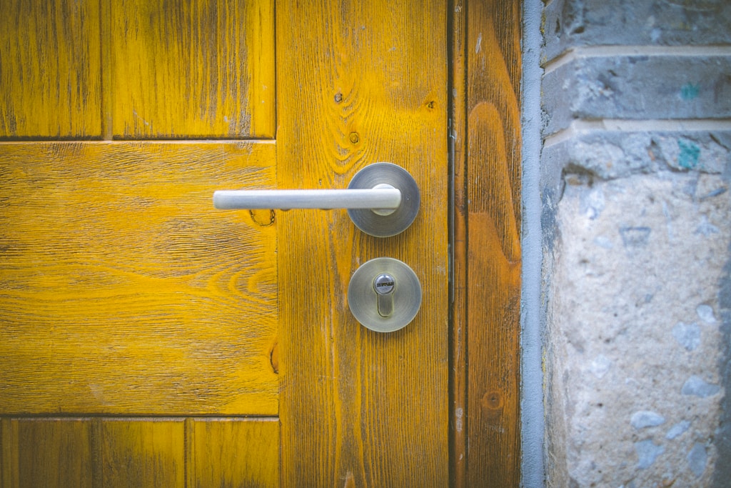 Jak wybrać okucia do drzwi wejściowych, które zapewnią bezpieczeństwo i trwałość na lata?